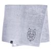 Bawełniany jasnoszary ręcznik z haftowanym czarnym wilkiem